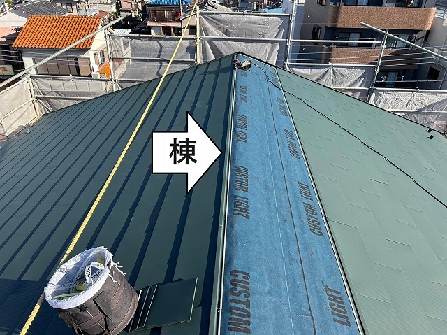 甲府市の金融機関様の施設にて新しい屋根の貫板・棟板金の設置の様子